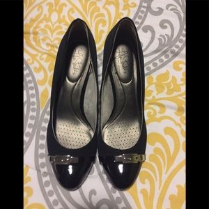 Life Stride cloth/patent leather heel